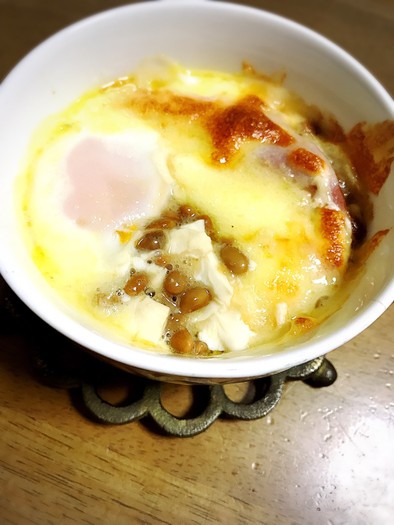 豆腐と納豆の半熟卵乗せふわふわグラタンの写真
