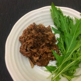 赤ワインに寄せた牛肉の焼肉風。
