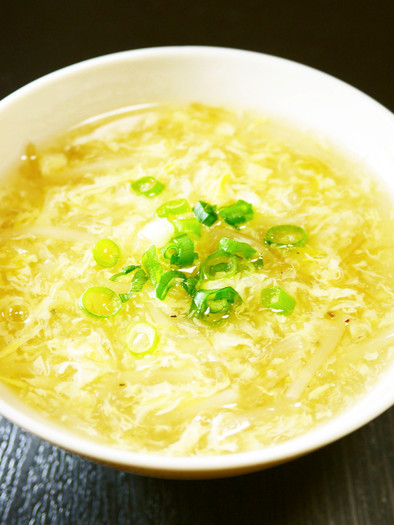 もやしとふわとろ卵！中華たまごスープの写真
