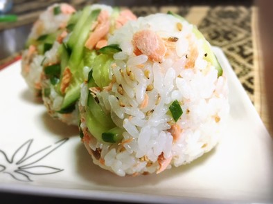 簡単褒めらレシピ！鮭ときゅうりの混ぜご飯の写真