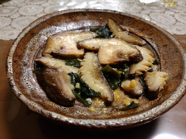 シイタケと乾燥ワカメの味噌バター焼き＾＾の画像
