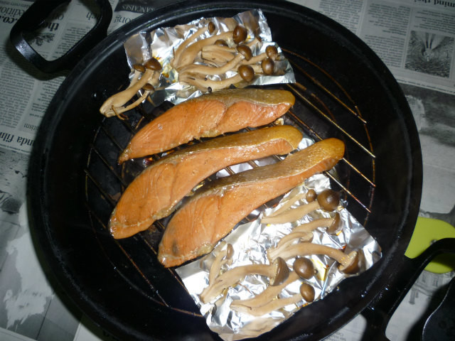 長谷燻鍋で紅鮭＆ブナシメジの燻製の画像