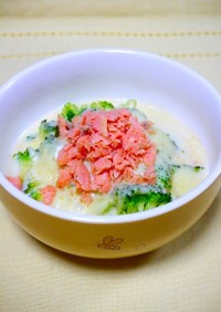 チーズブロッコリー☆鮭フレ豆乳スープ