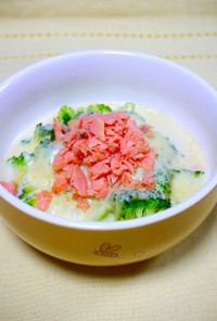 チーズブロッコリー☆鮭フレ豆乳スープ