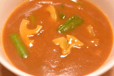 葉タマネギとレンコンのカレースープの写真