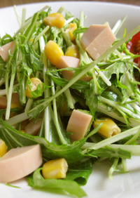 水菜と魚肉ソーセージのマヨポン酢サラダ