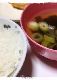 生姜でぽかぽか☆減塩ネギわかめスープ