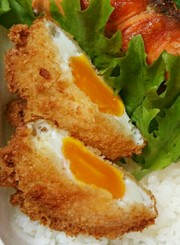 お弁当のおかず~冷凍卵のフライ~の写真