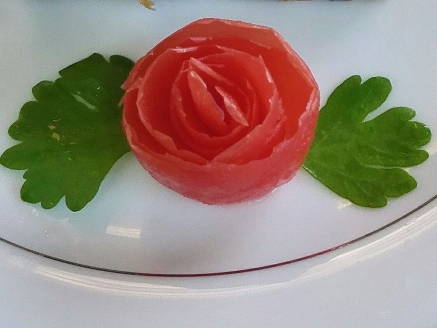 トマトの皮で作るバラの画像