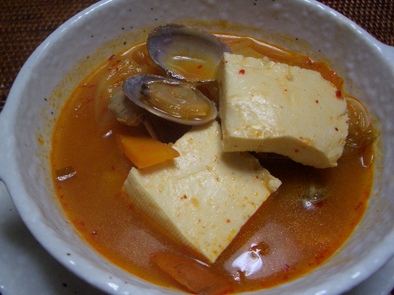 体がホッカホカ　アサリとお豆腐のチゲの写真