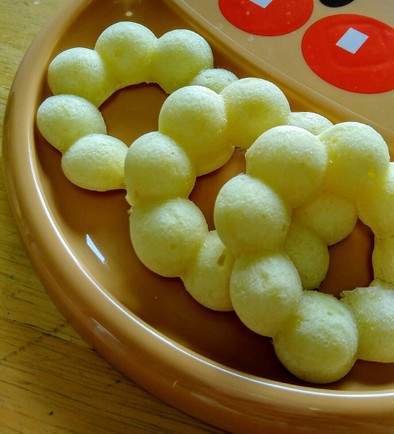 材料3つ★さつま芋のフワフワ焼きドーナツの写真