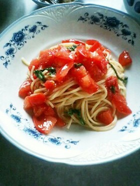 トマトとバジルの冷製パスタ
