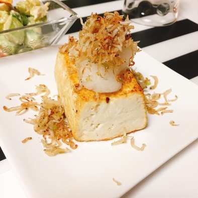 カリカリしらすの豆腐ステーキの写真