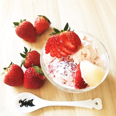 苺と桃ごろごろのヨーグルトアイスの写真