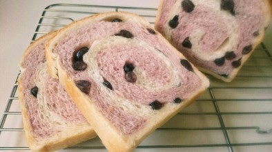 紫いもと甘納豆のうずまきパンの写真