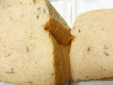 自家製プルーンジャムで食パンの写真