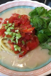 バジル＆トマトの豚骨ラーメン