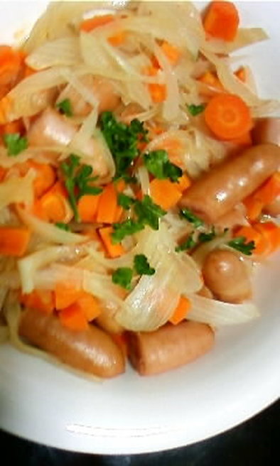 フライパンで簡単！人参と玉葱の野菜スープの写真