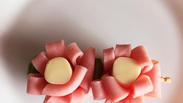 お弁当を可愛く ハムとチーズのお花 レシピ 作り方 By ミチモモ クックパッド 簡単おいしいみんなのレシピが373万品