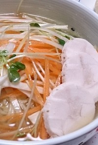 香味野菜たっぷり鶏ハム塩ラーメン