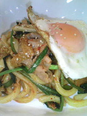 黄身をからめて☆キムチ焼きうどん