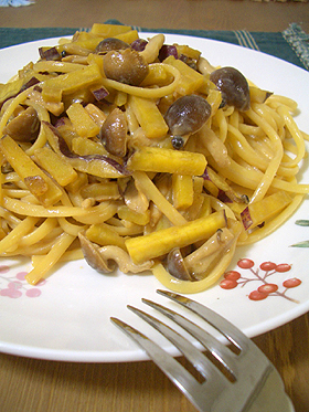 さつまいもときのこの秋色パスタ