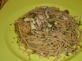 オイルサーディンとパン粉のパスタ