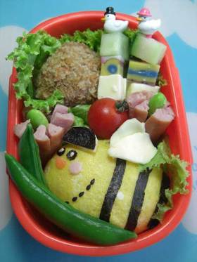 オムライスでミツバチのキャラ弁