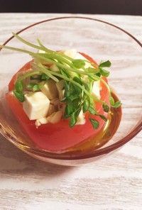 オリーブ油風味のトマトカップ豆腐サラダ