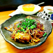かりっとこってり 焼そばの豚肉巻きの写真