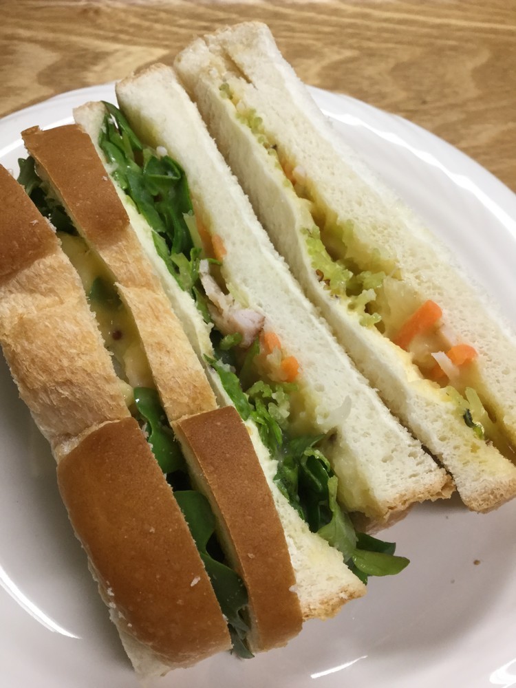 ポテトサラダとカイワレ菜のサンドイッチの画像