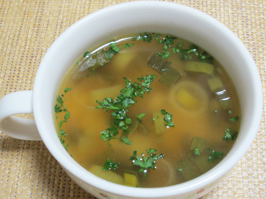 葉ニンニクとジャガイモのスープの画像