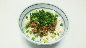 大豆イソフラ丼(納豆とうふ丼)