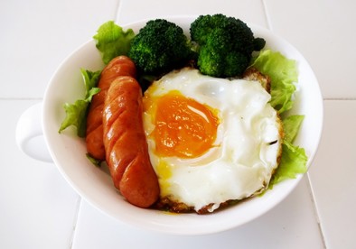 ミールボウルで「朝食ボウル」目玉焼きの写真