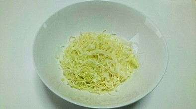 サッポロ一番塩ラーメン粉末スープのサラダの写真