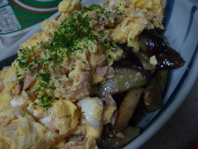 なすのツナ玉ソース