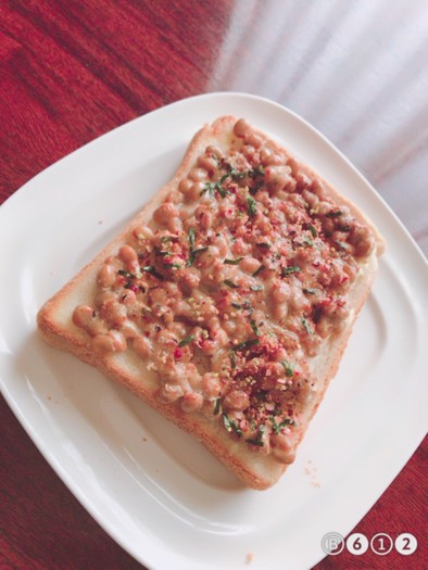 ふりかけ納豆トーストの写真