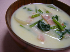 ほうれん草とベーコンの豆乳スープ