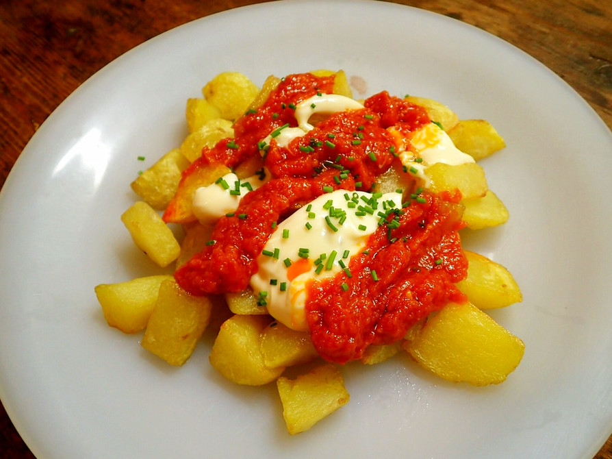 スペインのフライドポテト＋トマトソースの画像