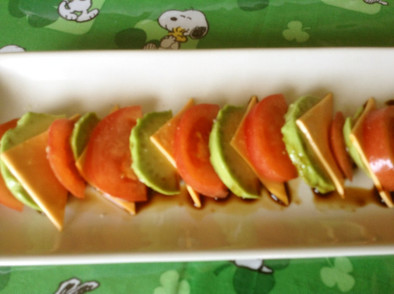 トマトとアボカドのサラダの写真