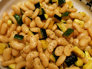 超簡単☆白いんげん豆とズッキーニのサラダの写真