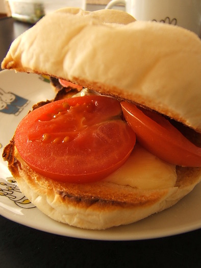 サクふわトマトとチーズのサンドイッチの写真