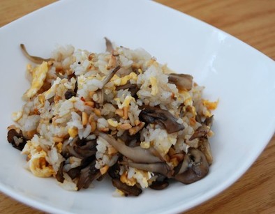 納豆とじっくり炒めた舞茸のチャーハンの写真