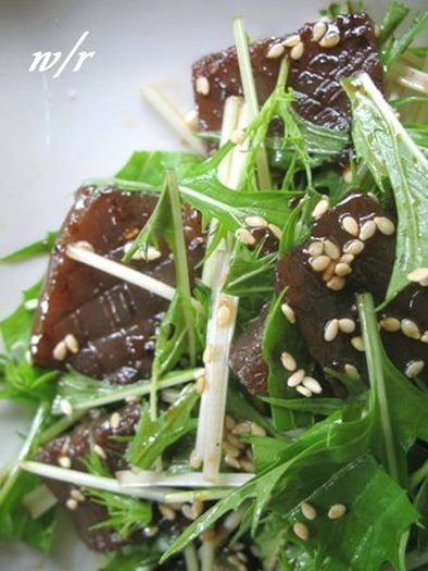 コンニャクと水菜の胡麻サラダの写真