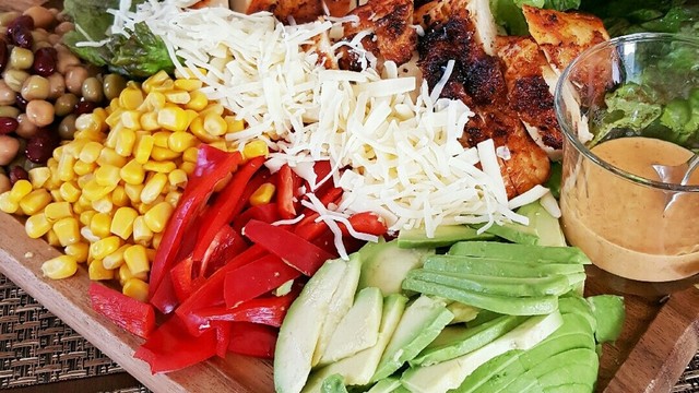 おもてなしに スパイシーチキンコブサラダ レシピ 作り方 By ぺるーさん クックパッド
