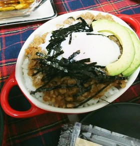 簡単絶品♪しっとり甘辛!鶏そぼろ温玉丼