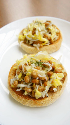 春野菜・しらす・納豆のオープンサンド