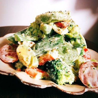 アボカドのガーリックマスタード風味サラダの写真