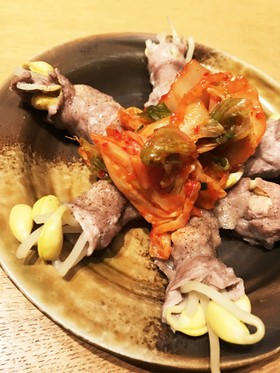 大豆もやしの豚肉巻きにキムチ乗せましょ!