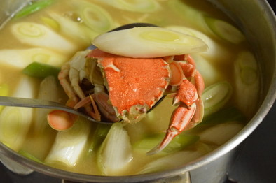 丸蟹（マルガニ）とネギの味噌汁の写真